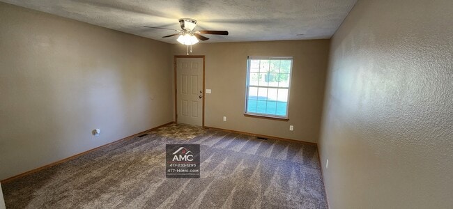 Livig Area - 106 S Maple St Unit B