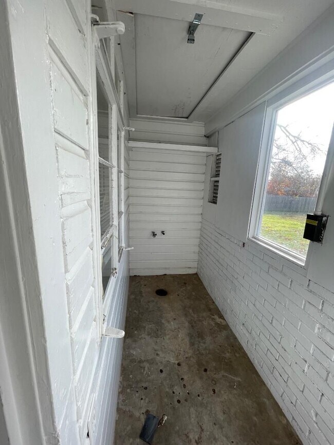 Photo - 1 Bed 1 Bath Duplex For Lease!