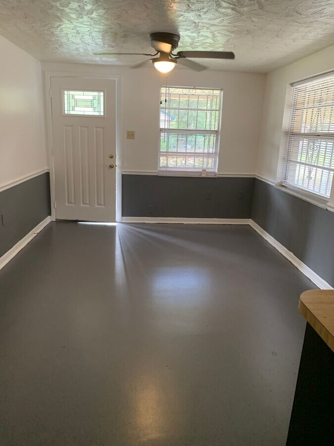 Photo - 2004 E Genesee St