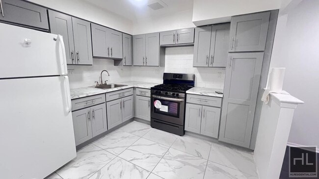 GUT RENOVATED VERY LARGE 3 BEDEROOMS W/ PR... - GUT RENOVATED VERY LARGE 3 BEDEROOMS W/ PR... Apartment Unit 2