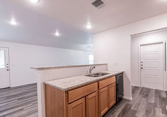 Photo - AVAILABLE NOW! - 2 WEEKS FREE (SECTION 8 A...