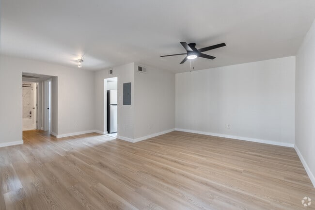 1BR, 1BA - 785SF - Living Room