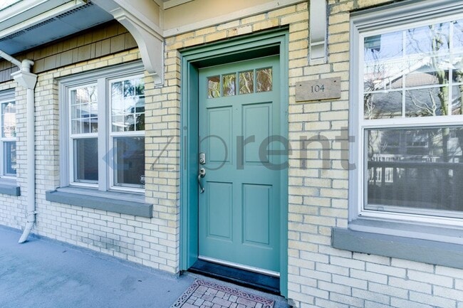 Photo - 2225 Eastlake Ave E