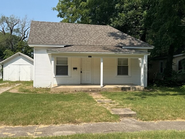 Building Photo - 3 Bedroom 1 Bathroom home for $895!