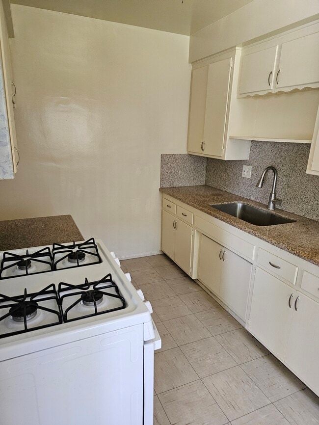 Photo - 1330 W Valencia Dr Unit B