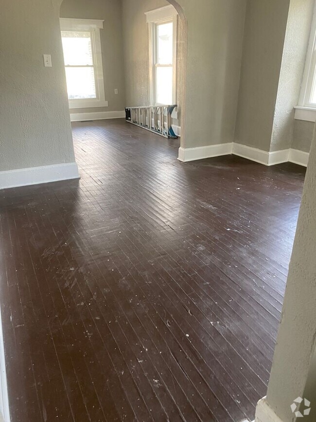 Building Photo - 4 bedroom House On Lasalle St!