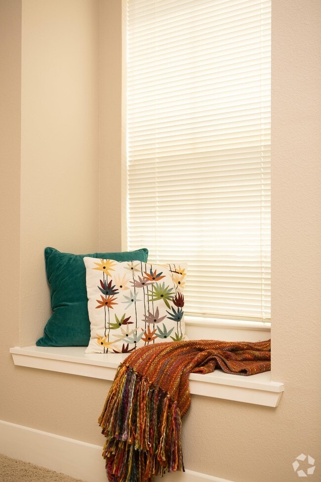 Encantador asiento al lado de la ventana - Haverhill Place (Free: Wifi, Cable, & Water)