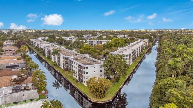 Building Photo - 105 Royal Pk Dr Unit 3B