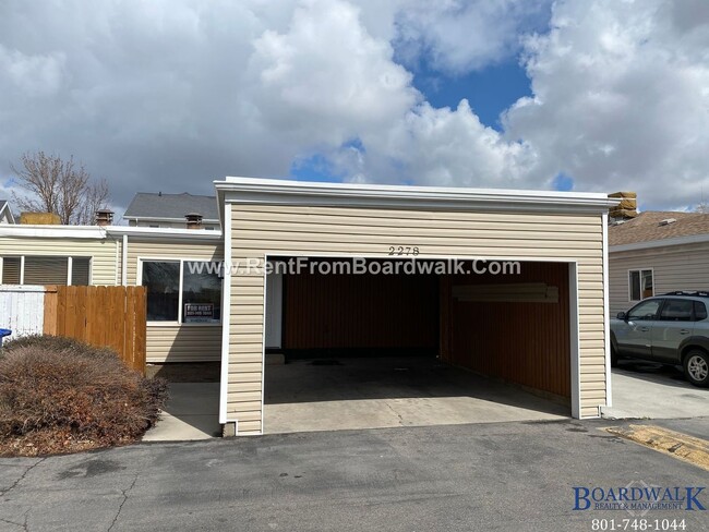 Updated 3 Bedroom Home With Fully Fenced Y... - Updated 3 Bedroom Home With Fully Fenced Y...