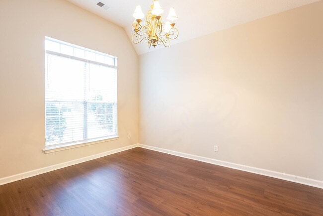 Photo - 735 Classic Dr S