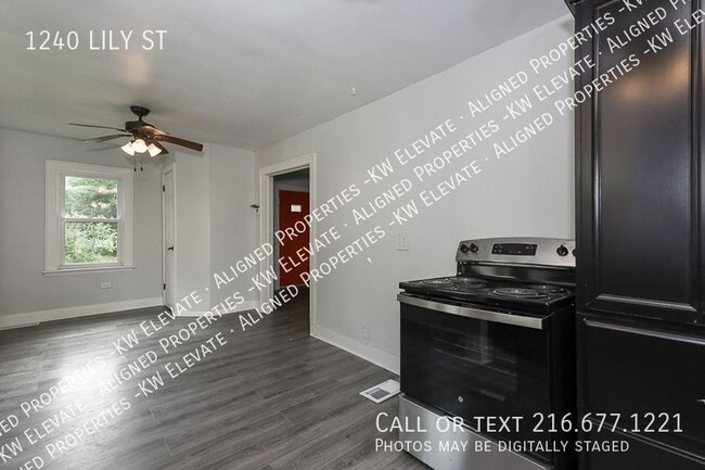 Photo - 1240 Lily St