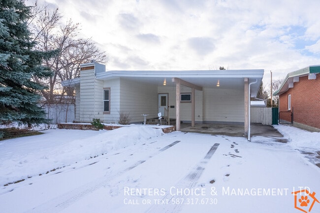 2 Bedroom Pet Friendly House With Yard, AC and Assigned Parking - 2 Bedroom Pet Friendly House With Yard, AC and Assigned Parking