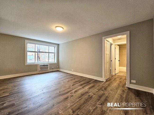 Building Photo - 532 W Surf St Unit 1 Bed