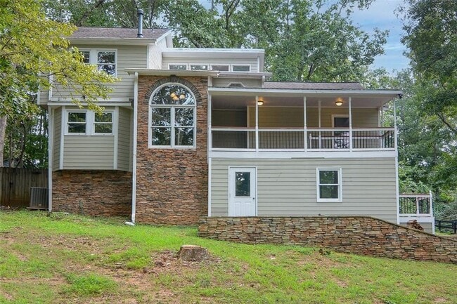 Photo - 639 Lakeshore Dr NW House