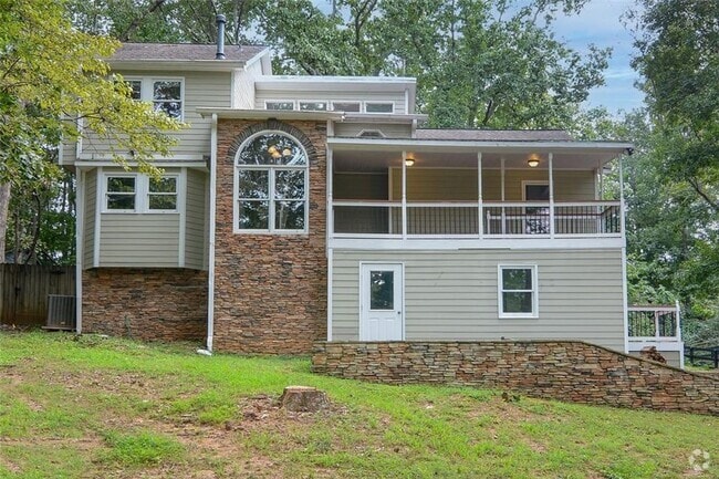 Building Photo - 639 Lakeshore Dr NW Rental