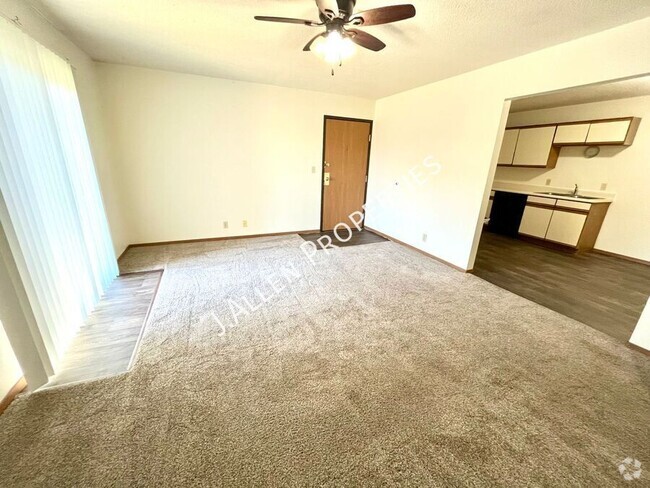 Building Photo - Large, Comfortable 2 bed Unit 37 Rental