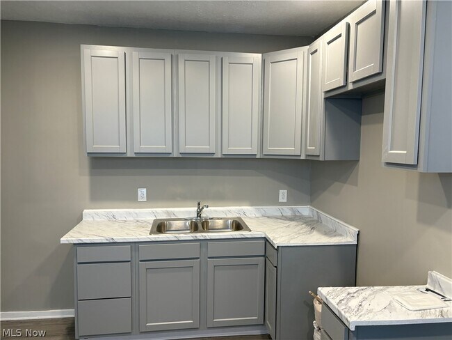 Photo - 1924 E 123rd St Unidad Front Down