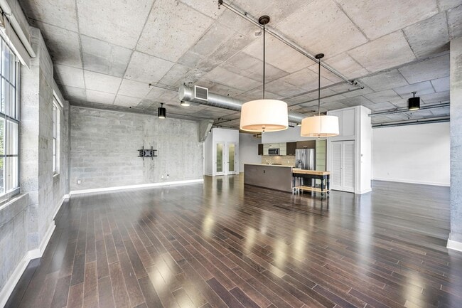 Building Photo - 411 NW 1st Ave Unit 202