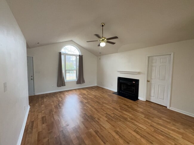 Photo - Spacious 3 Bedroom Home-122 Horse Shoe Bend