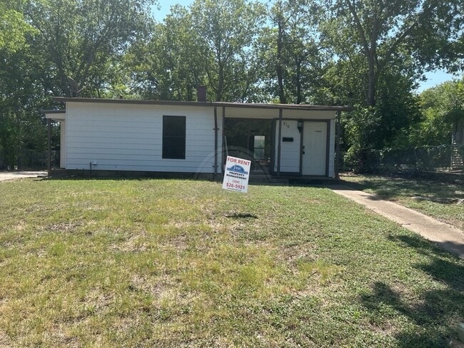 Building Photo - 910 Evergreen Dr Rental