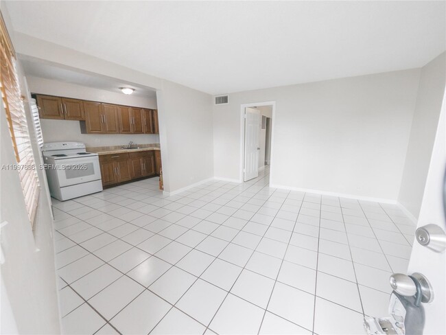 Building Photo - 1610 NW N River Dr Unit 204
