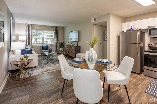 2BR, 1BA - 930SF - Dining Area