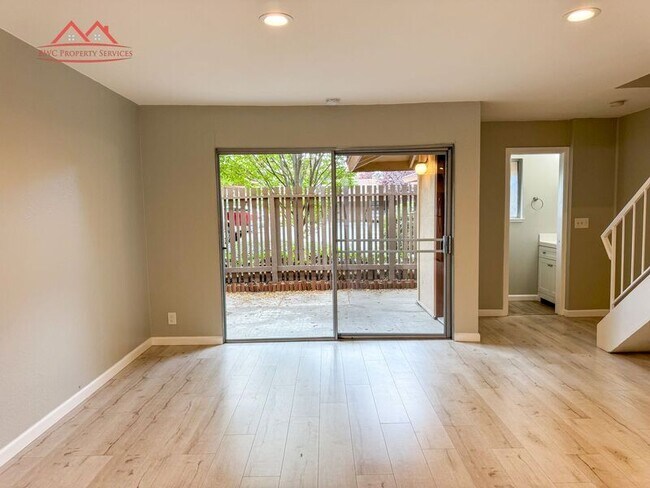 Photo - 236 Red Oak Dr E