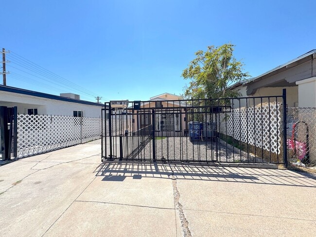 Building Photo - Central El Paso 2bed/1.5bath REFRIG A/C! Rental