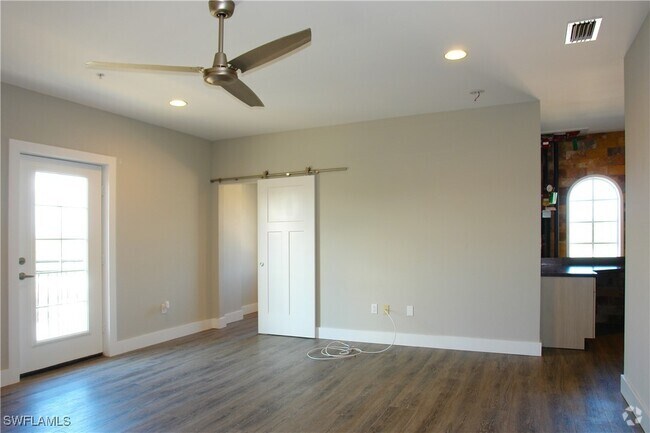 Building Photo - 4645 SE 11th Pl Unit 302 Rental