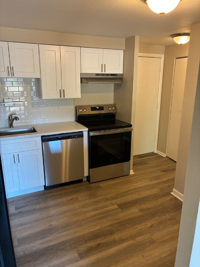 Updated 1 Bedroom 1 Bathroom on Ground Floor - Walkout Patio with easy access to amenities!