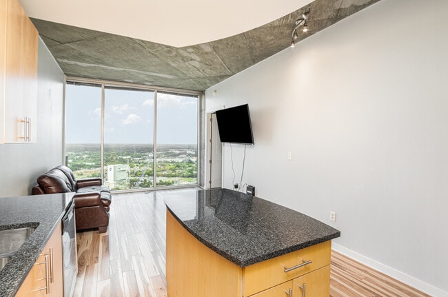 Ventanas de piso a techo - 210 N Church St Unidad 3211