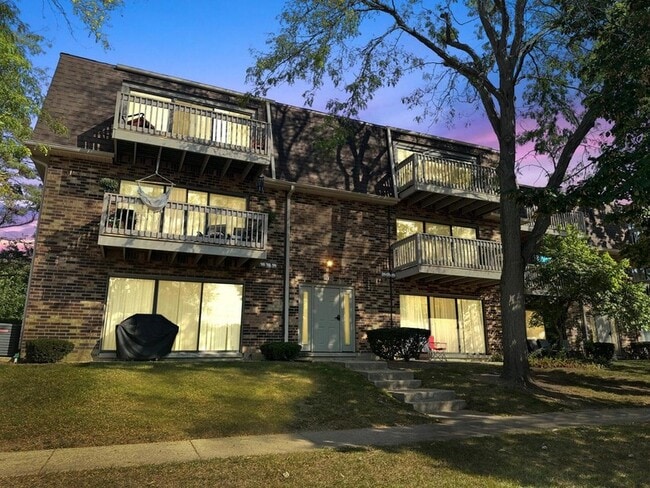 Building Photo - 209 W Ct of Shorewood Unit 3A