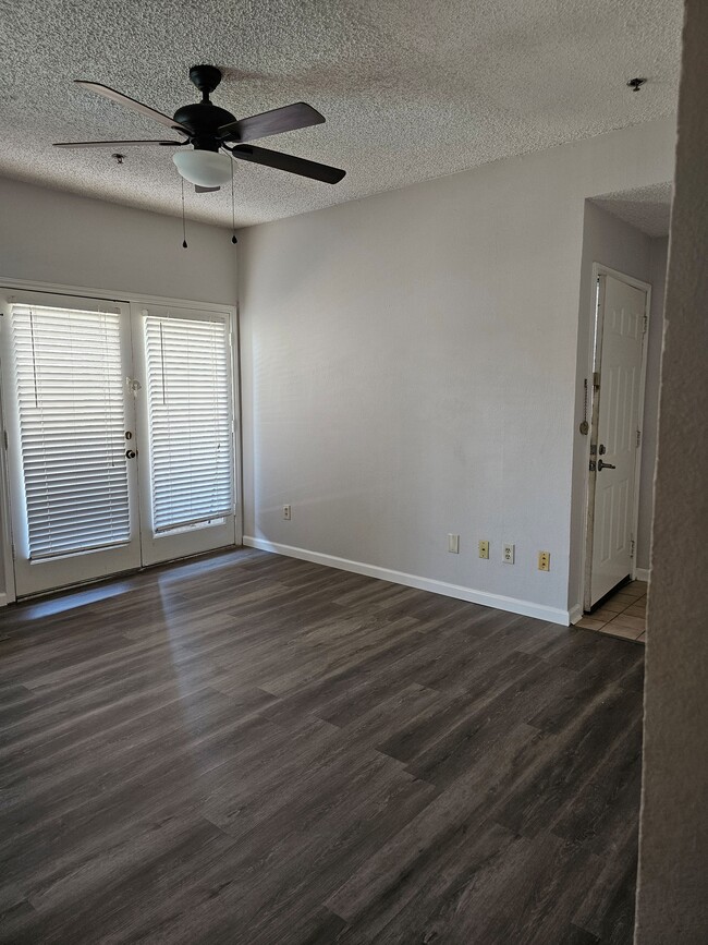 LR - 9747 Whitehurst Dr Unit 157