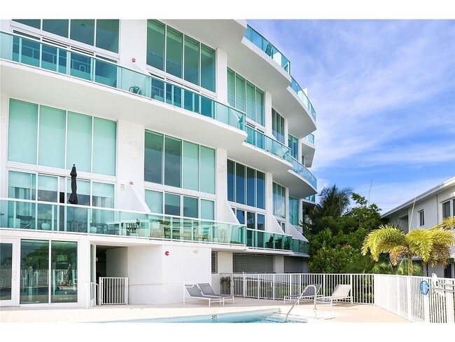 2000 Bay Dr Unit 402