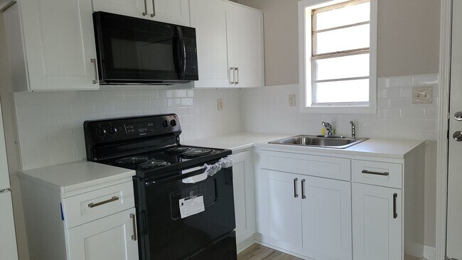 Brand Spanking New - Fresh Paint/New Floor... - Brand Spanking New - Fresh Paint/New Floor... House