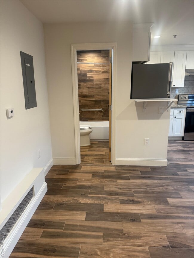 Photo - 106 Hempstead Turnpike