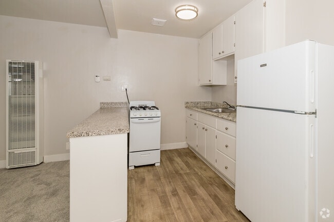1BR, 1BA - 570SF - Kitchen