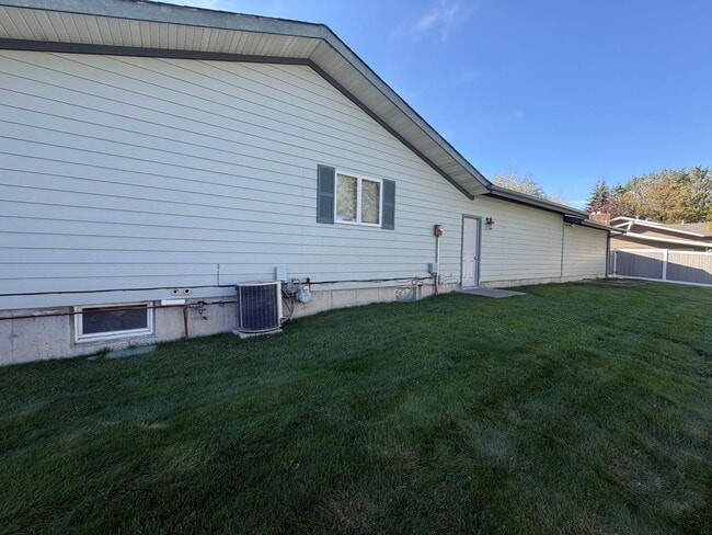 3413 Falcon Ct