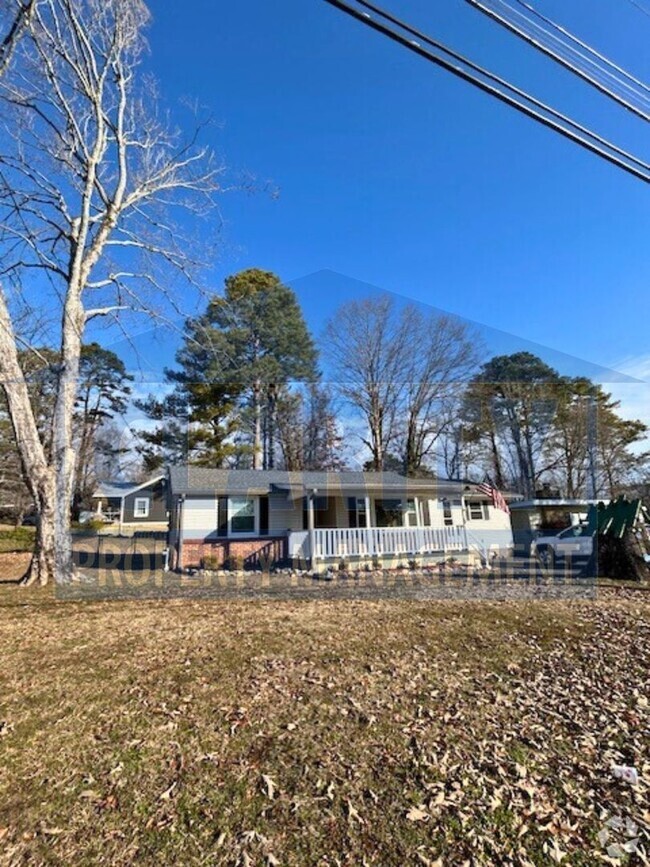 Building Photo - Charming 3-Bedroom Home with Unique Layout...