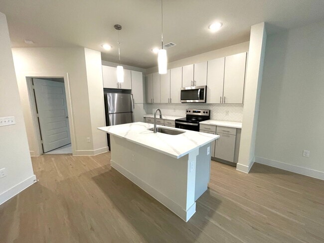 Building Photo - 1350 W Taylor St Unit 3112