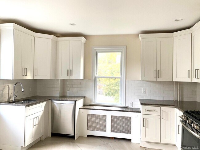 Building Photo - 164 Ashford Ave