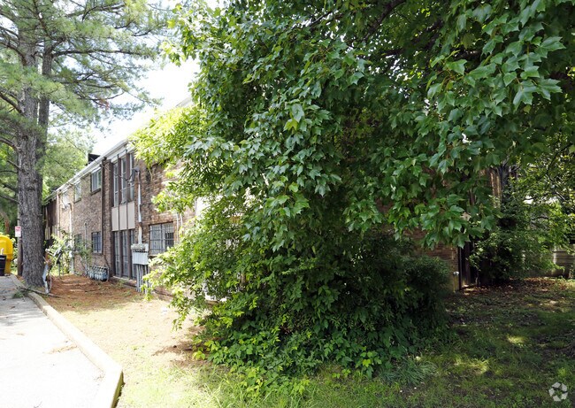 Photo - Mclean Plaza Apartments