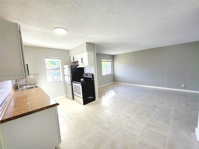 Building Photo - 191 SW 15th St Unit 102