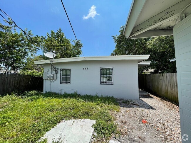 Building Photo - 644 NW 15th Terrace Unit 1 Rental