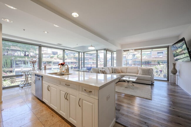 Building Photo - 7137 E Rancho Vista Dr Unit 5005