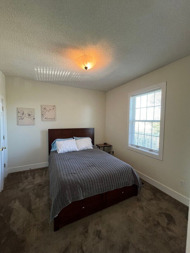 Photo - One bedroom, walking distance to Downtown!
