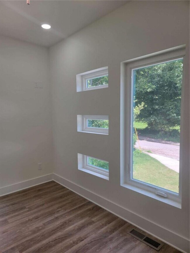 Photo - 1351 Brewster St SW