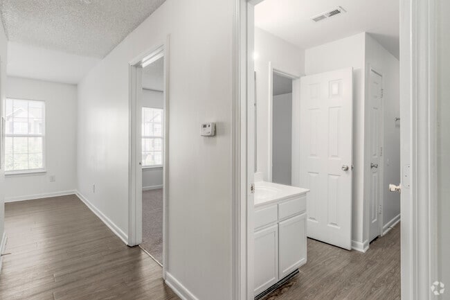 1BR, 1BA - 753SF Bathroom & Hallway