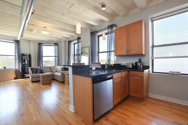 Kitchen - 1791 W Howard St Unit 303