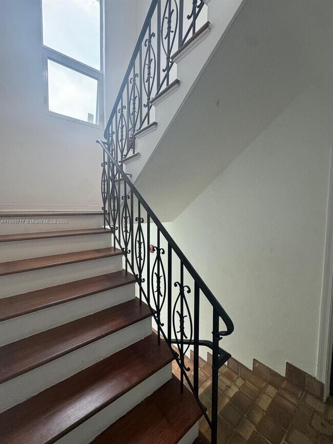 Photo - 315 W 28th St Unidad 4